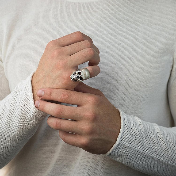 Срібна каблучка "Череп" 111345 від ювелірного магазину Онікс - 1