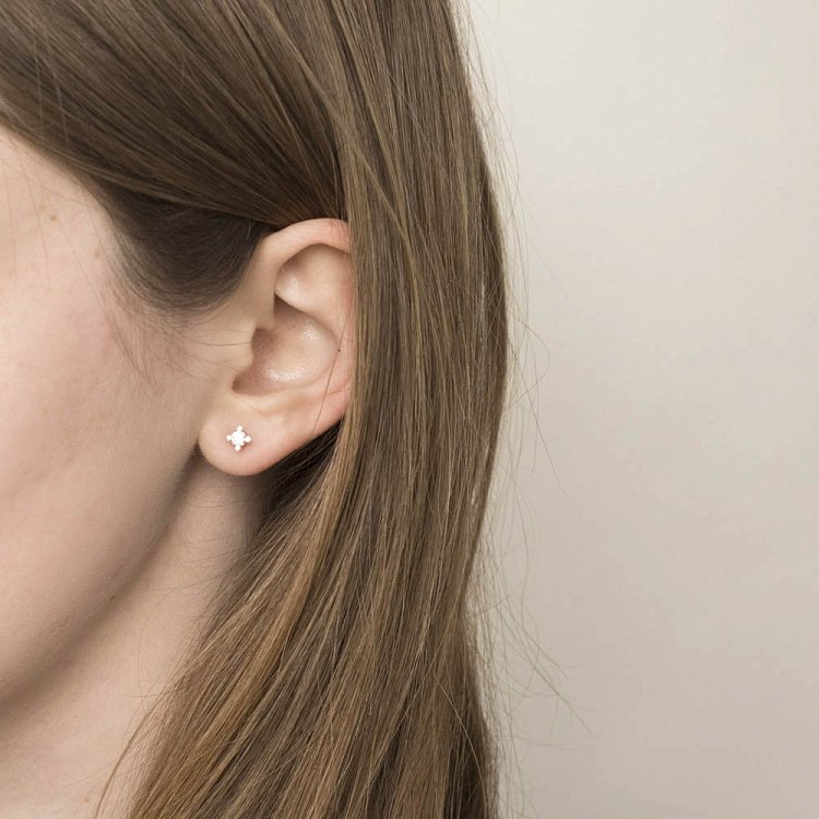 Золотые серьги-пусеты с фианитами с06151 от ювелирного магазина Оникс - 4