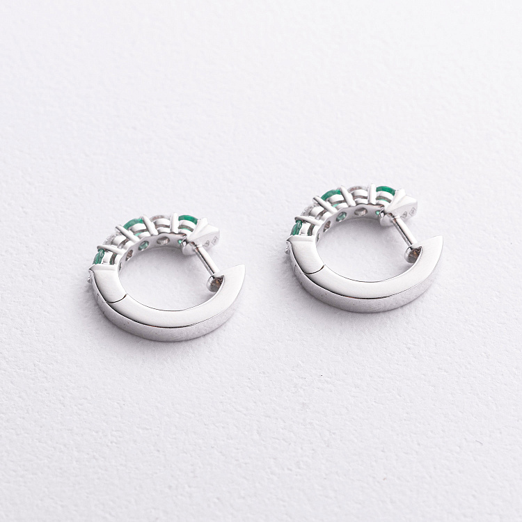 Серьги - кольца в белом золоте (бриллианты, изумруды) сб0729ri от ювелирного магазина Оникс - 1