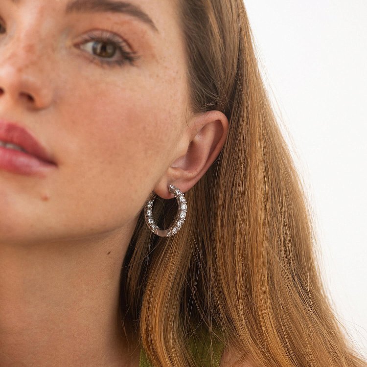 Срібні сережки - кільця з фіанітами 123427 від ювелірного магазину Онікс