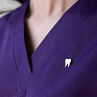 Медицинский значок "Зуб" в серебре 20049 от ювелирного магазина Оникс - 2