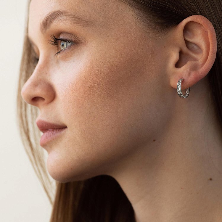 Сережки - кільця в білому золоті (фіаніти) с08711 від ювелірного магазину Онікс - 1