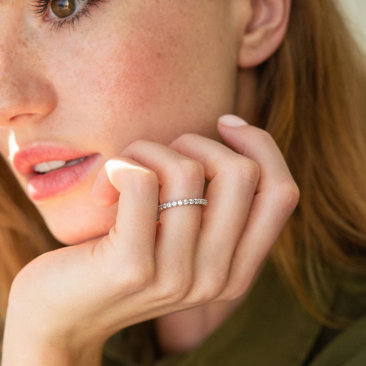 Cеребряное кольцо с дорожкой камней (фианиты) 8150 от ювелирного магазина Оникс - 8