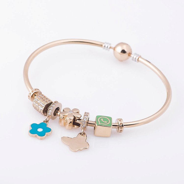 Золотой браслет с шармами "Бабочка и цветки" б02731 от ювелирного магазина Оникс