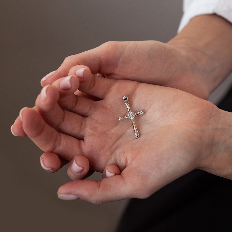 Золотий хрест з фіанітами п02075 від ювелірного магазину Онікс - 1