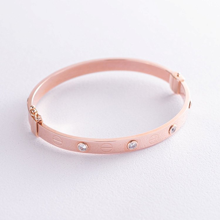 Жесткий золотой браслет "Love" с фианитами б03731 от ювелирного магазина Оникс