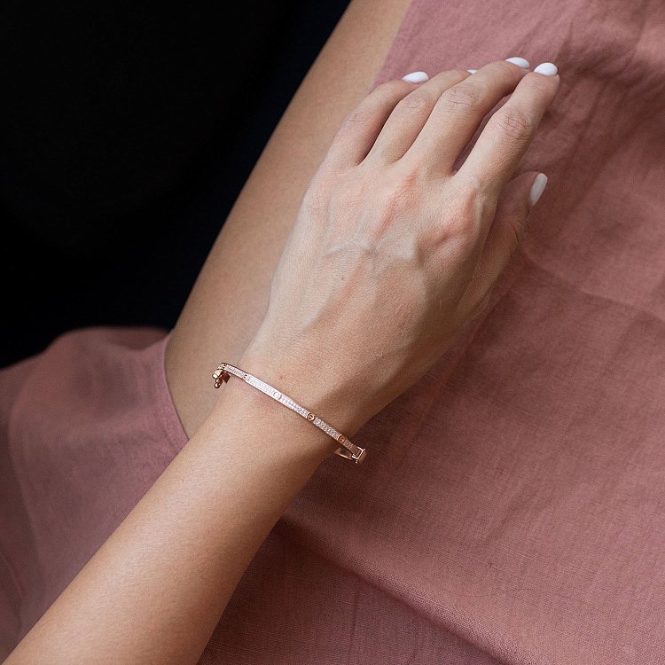 Жорсткий золотий браслет з фіанітами б04486 від ювелірного магазину Онікс - 1