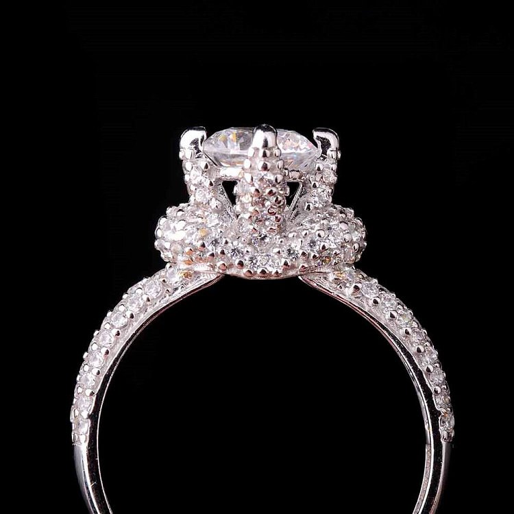 Золота каблучка з білого золота (фіаніти) к02027 від ювелірного магазину Онікс