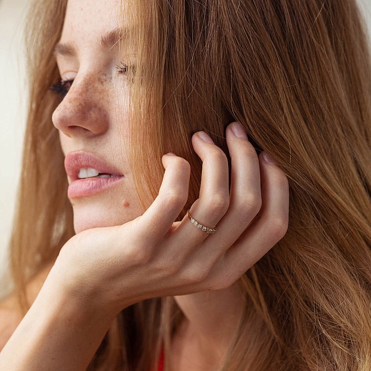 Золота каблучка з фіанітами к05713 від ювелірного магазину Онікс - 5