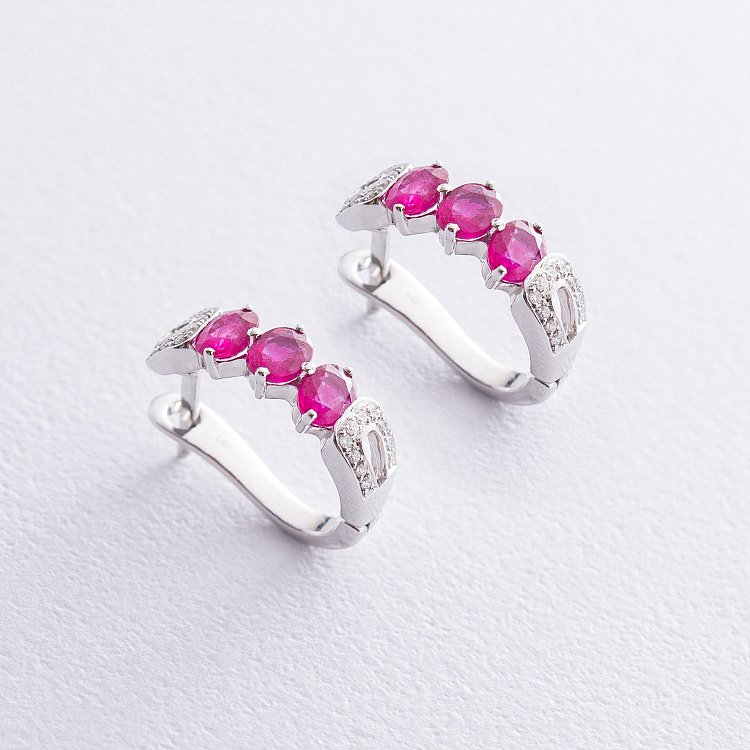 Золотые серьги с бриллиантами и рубинами E10853Raj от ювелирного магазина Оникс