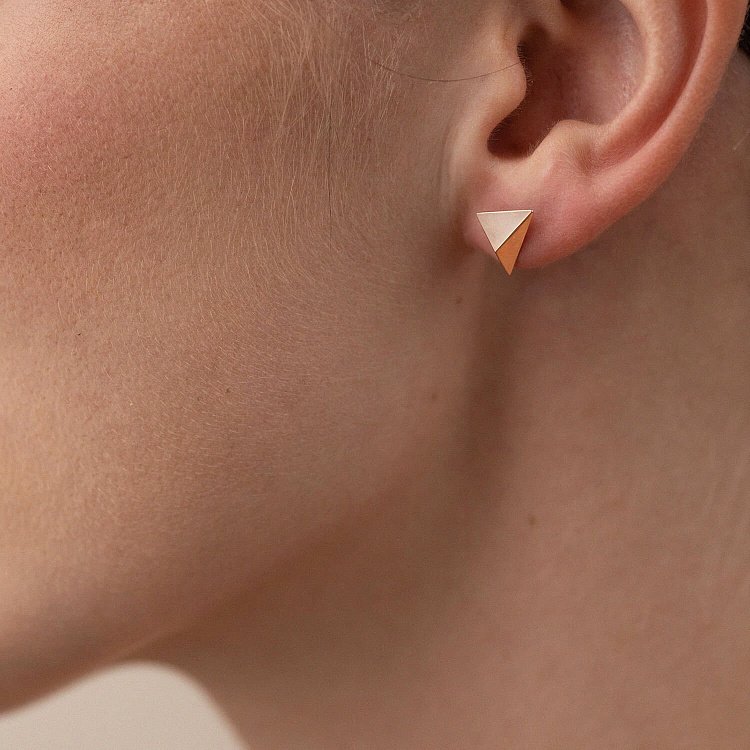 Серьги - пусеты "Пирамида" в красном золоте с08091 от ювелирного магазина Оникс - 1