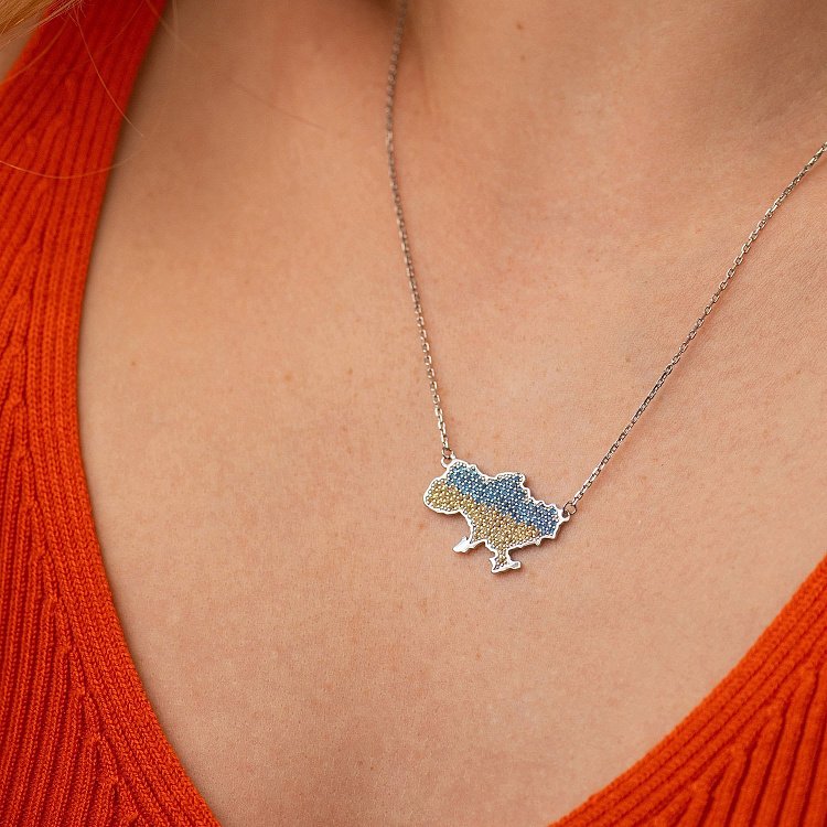 Кольє "Карта України" у сріблі (блакитні, жовті фіаніти) 4034-2563 від ювелірного магазину Онікс - 1