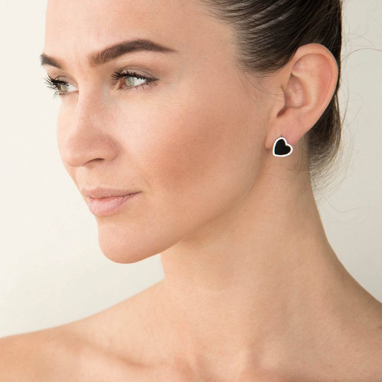 Серебряные серьги "Сердце" (фианиты, оникс) 121821 от ювелирного магазина Оникс