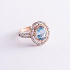Золотое кольцо с голубым топазом и фианитами к04648 от ювелирного магазина Оникс