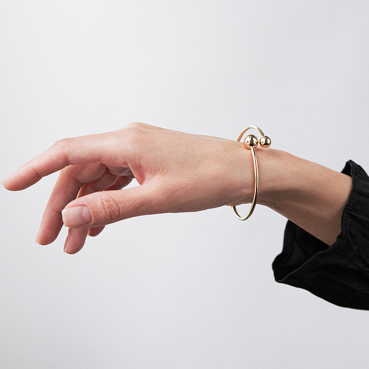 Жесткий браслет "Шарики" в желтом золоте б05816 от ювелирного магазина Оникс - 1