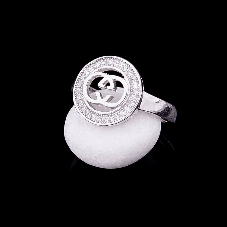 Эксклюзивное серебряное кольцо с фианитами 111726 от ювелирного магазина Оникс