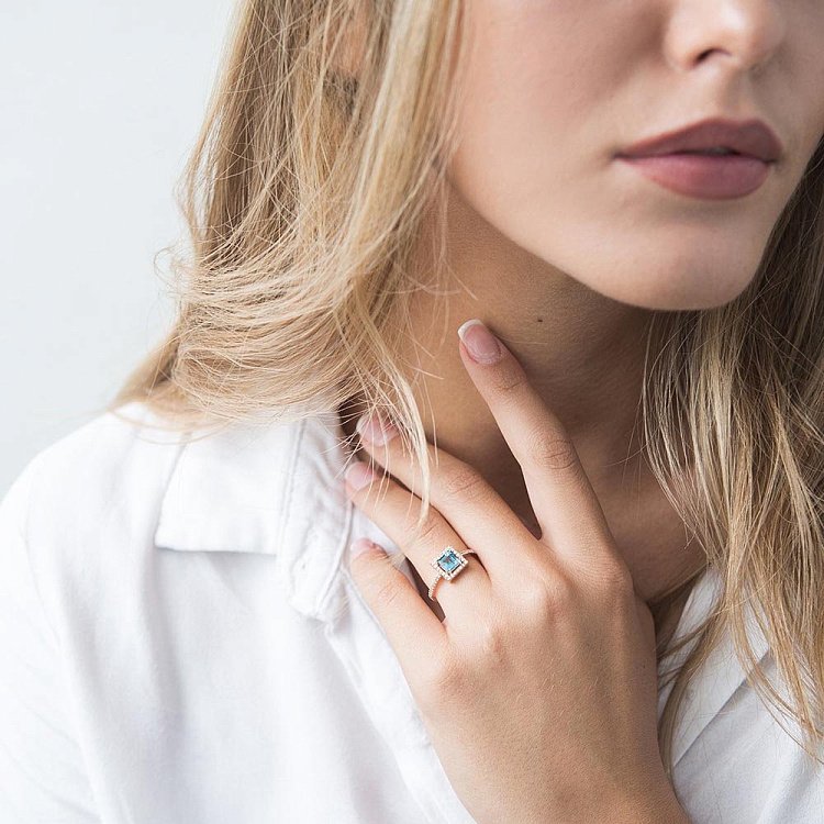 Золотое кольцо (топаз "Лондон голубой", фианиты) к04755 от ювелирного магазина Оникс - 1