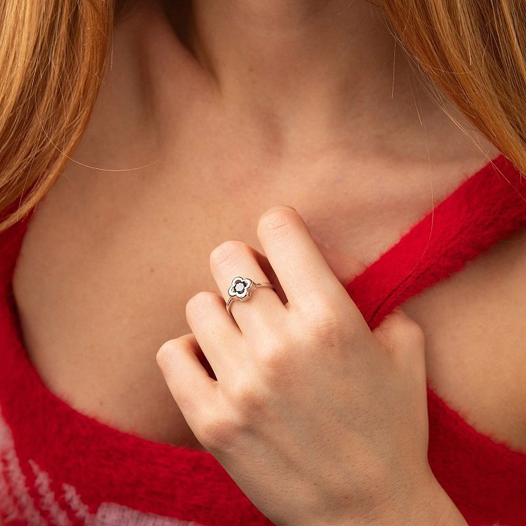 Серебряное кольцо "Клевер" с черным фианитом 112002 от ювелирного магазина Оникс - 5