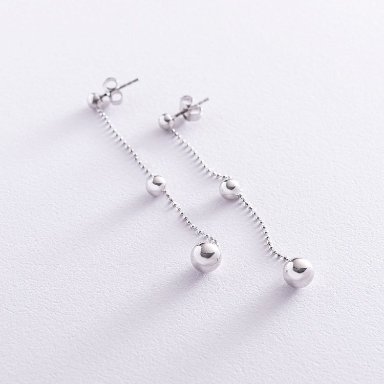 Серебряные серьги-пусеты "Шарики на цепочке" 122832 от ювелирного магазина Оникс - 1