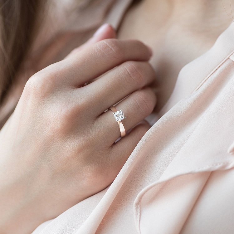 Серебряное кольцо с фианитом 111028 от ювелирного магазина Оникс - 2