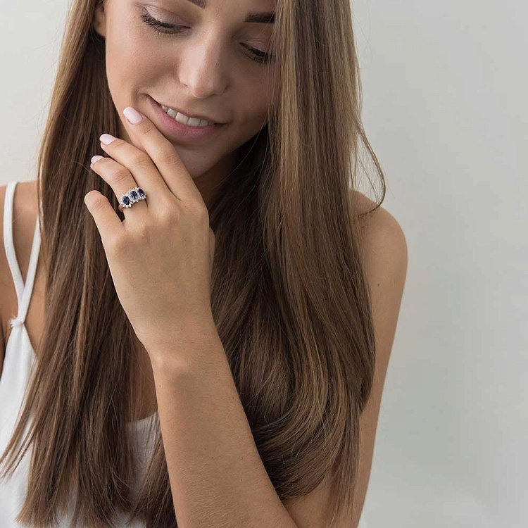 Золотое кольцо с синими сапфирами и бриллиантами 43900gf от ювелирного магазина Оникс - 3