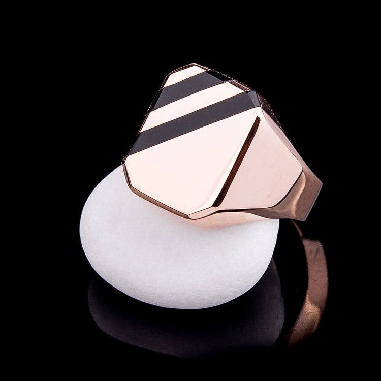 Золота печатка з оніксом к04379 від ювелірного магазину Онікс