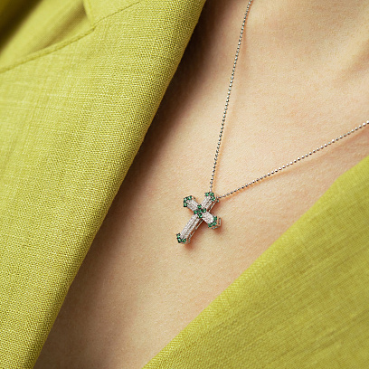 Крестик в белом золоте (бриллианты, изумруды) пб0393ca №4