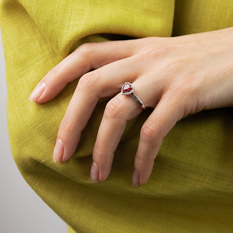 Срібна каблучка "Сердечко" з рубіном і фіанітами 1857/1p-HRUB від ювелірного магазину Онікс - 3