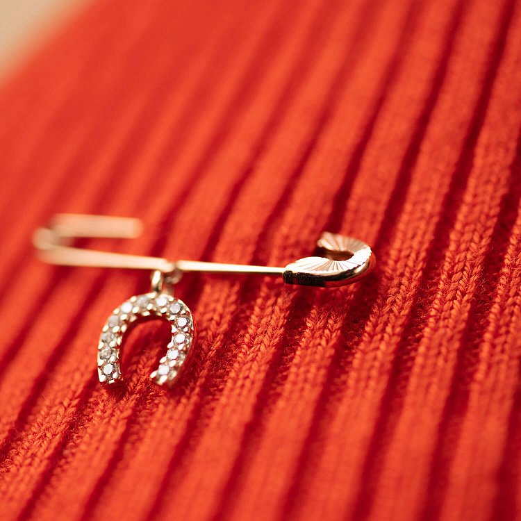 Золотая булавка "Подкова с фианитами" зак00237 от ювелирного магазина Оникс - 1