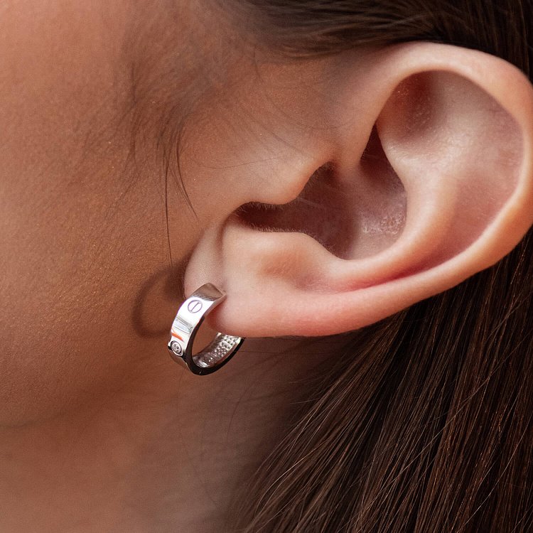 Серьги - кольца "Love" в белом золоте с07679 от ювелирного магазина Оникс - 1