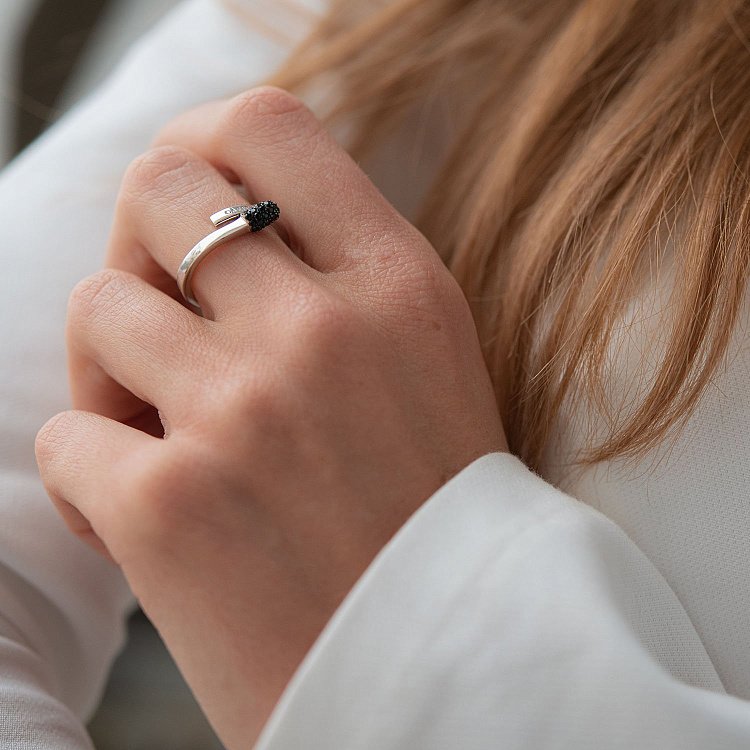Срібна каблучка "Сірник" (чорні фіаніти) 112595 від ювелірного магазину Онікс - 1