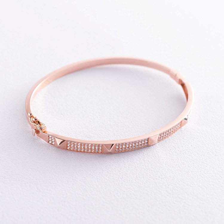 Жорсткий золотий браслет з фіанітами б04483 від ювелірного магазину Онікс