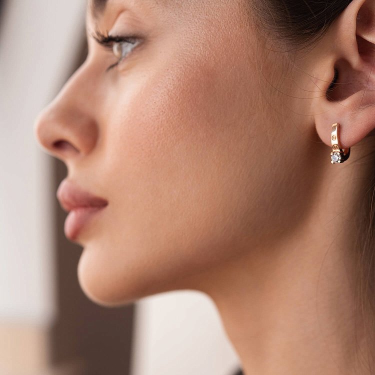 Золотые серьги "Love" с фианитами с07605 от ювелирного магазина Оникс - 3