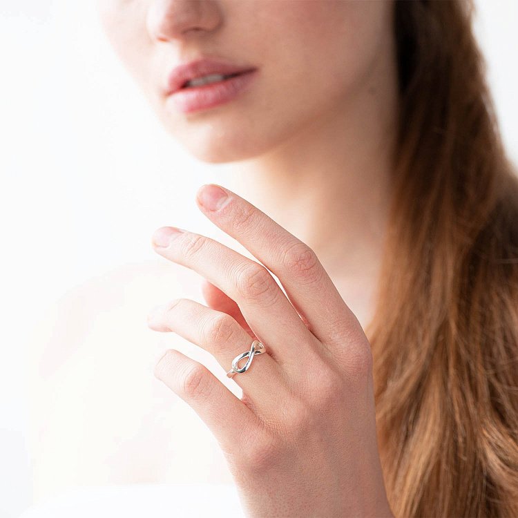 Срібна каблучка "Нескінченність" 111376 - 1 Срібна каблучка "Нескінченність" 111376 від ювелірного магазину Онікс - 1