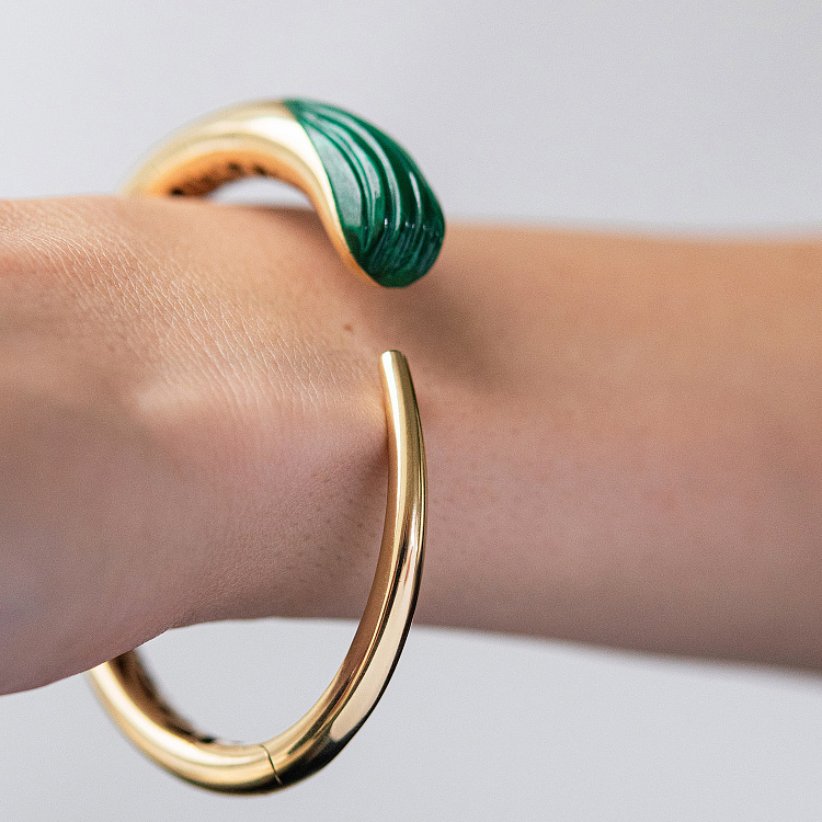 Жорсткий золотий браслет "Olivia" з малахітом б04852 від ювелірного магазину Онікс - 3