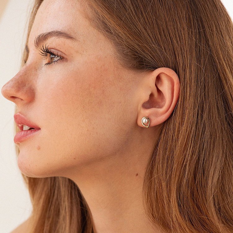 Сережки - пусети "Крапельки" з перлами (жовте золото) с08732 від ювелірного магазину Онікс - 1