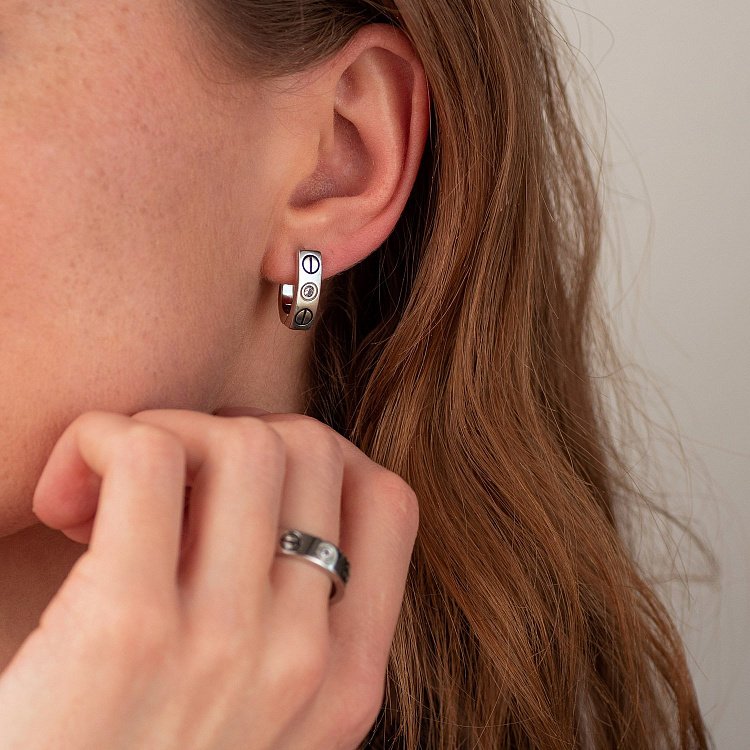 Срібна каблучка "Love" з фіанітами 112573 від ювелірного магазину Онікс - 2