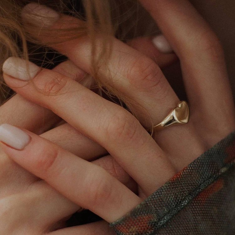 Каблучка "Сердечко" в жовтому золоті (можливе гравіювання) к07136 від ювелірного магазину Онікс - 19