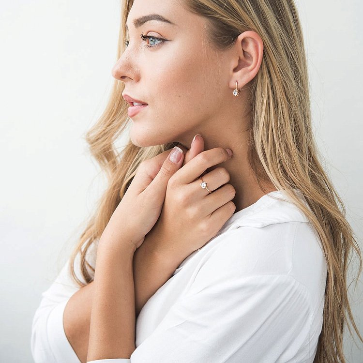 Золота каблучка з блакитним топазом к02656 від ювелірного магазину Онікс - 4