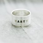 Срібна каблучка з гравіюванням "Earth" 112143earth от ювелирного магазина Оникс