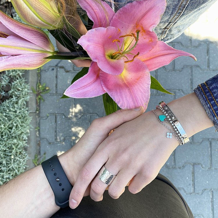 Жорсткий браслет "Love" в сріблі (фіаніти) 141233 від ювелірного магазину Онікс - 1