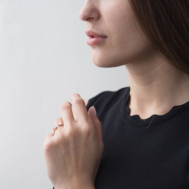 Золота каблучка з фіанітом к06434 від ювелірного магазину Онікс - 1