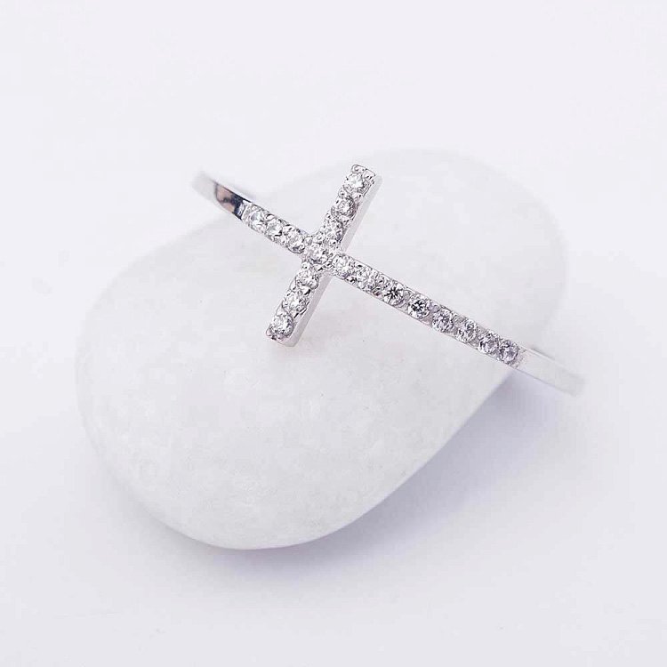 Золотое кольцо "Крестик" с фианитами к363 от ювелирного магазина Оникс