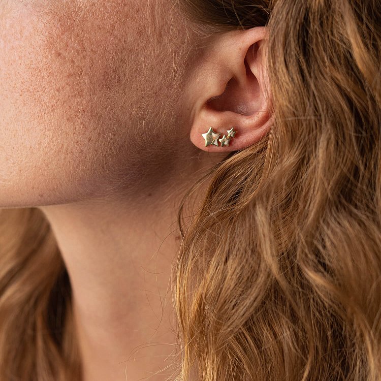 Сережки - пусети "Зірочки" у жовтому золоті с08032 від ювелірного магазину Онікс - 1