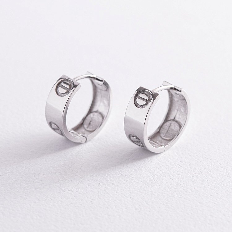 Сережки - кільця "Love" у білому золоті с04671 від ювелірного магазину Онікс