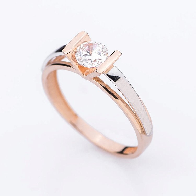 Золотое кольцо с одним фианитом к04962 Золотое кольцо с одним фианитом к04962 от ювелирного магазина Оникс