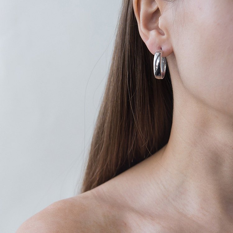 Овальные серьги из серебра 122581 - 1 Овальные серьги из серебра 122581 от ювелирного магазина Оникс - 1