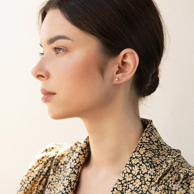 Золоті сережки - пусети "Сердечки" з фіанітами с08461 від ювелірного магазину Онікс - 1