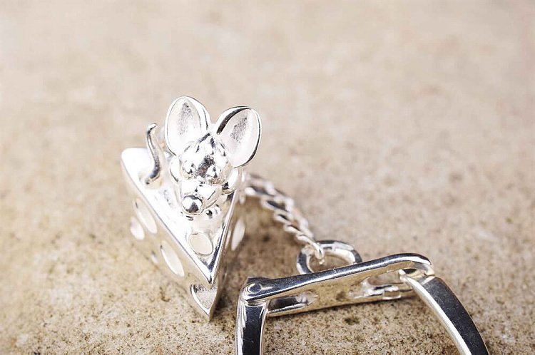 Брелок "Мышонок и сыр" 10011 от ювелирного магазина Оникс - 2