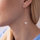 Золотые серьги - протяжки с жемчугом 580035 от ювелирного магазина Оникс - 1